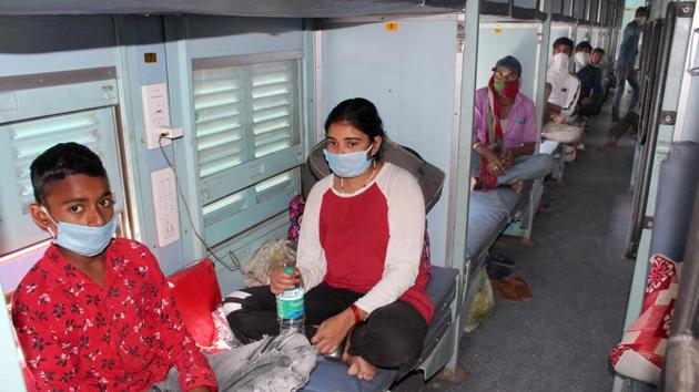 Migrants boarded a special train for Hardoi in UP, amid the third phase of the lockdown at Mohali railway station on Thursday.(Gurminder Singh/HT)