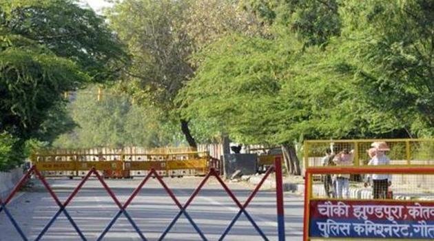 A view of barricades placed at the Uttar Pradesh - Jhundpura Delhi border on day fifteen of the 21-day nationwide lockdown to curb the spread of coronavirus, in Noida, India, on Wednesday, April 08, 2020. (Sunil Ghosh / Hindustan Times)) A view of barricades placed at the Uttar Pradesh - Jhundpura Delhi border on day fifteen of the 21-day nationwide lockdown to curb the spread of coronavirus, in Noida, India, on Wednesday, April 08, 2020. (Sunil Ghosh / Hindustan Times))