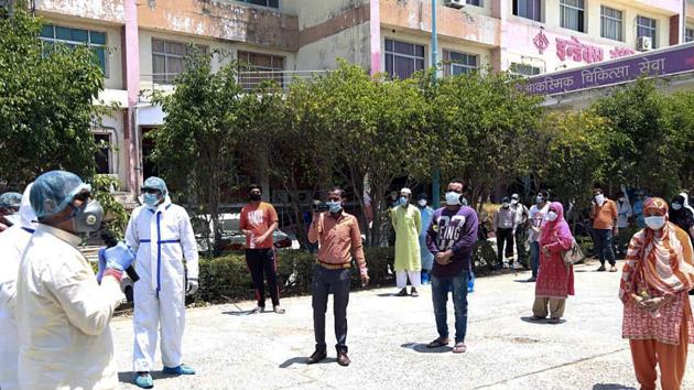 Indore in Madhya Pradesh is one of the hardest-hit cities by Covid-19. Seen here are people who recovered from coronavirus disease being discharged from a hospital in Indore.(ANI File Photo) Indore in Madhya Pradesh is one of the hardest-hit cities by Covid-19. Seen here are people who recovered from coronavirus disease being discharged from a hospital in Indore.(ANI File Photo)