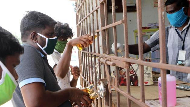 Liquor sales in UP after reopening of shops in the third phase of lockdown has grossed nearly Rs 300 crore.(ANI Photo) Liquor sales in UP after reopening of shops in the third phase of lockdown has grossed nearly Rs 300 crore.(ANI Photo)