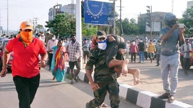 Security personnel evacuates people following a gas leak incident at an LG Polymers plant in Visakhapatnam on Thursday (ANI Photo) Security personnel evacuates people following a gas leak incident at an LG Polymers plant in Visakhapatnam on Thursday (ANI Photo)