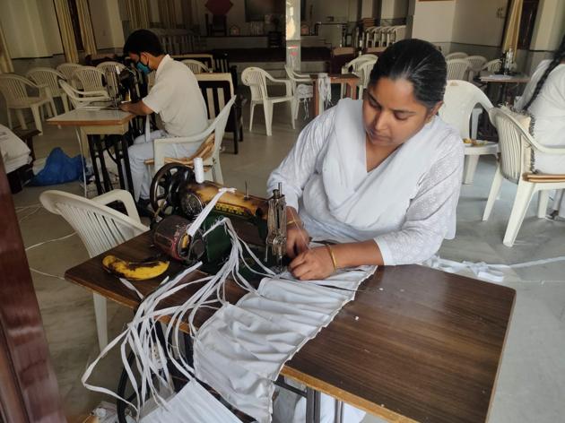 Covid-19 lockdown: Dwarka residents unite to stitch masks for corona ...