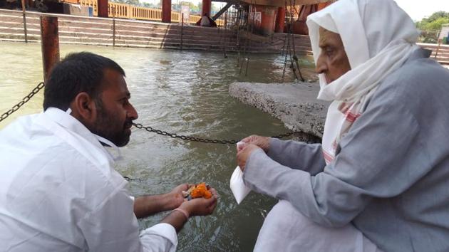 Ash immersion rituals resume in Haridwar at Brahma Kund Har-Ki-Pauri on Friday (HT Photo) Ash immersion rituals resume in Haridwar at Brahma Kund Har-Ki-Pauri on Friday (HT Photo)