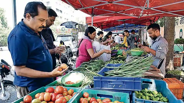 Social distancing norms were found being flouted at a vegetable market in Noida’s Sector 88.(HT Photo)