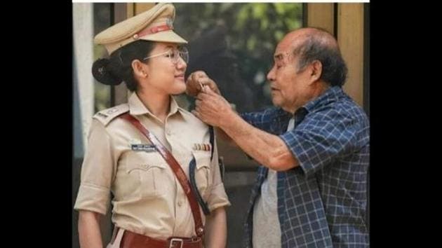 The image shows Deputy SP Rattana Ngaseppam of Imphal, Manipur and her father.(Twitter/@AmitHPanchal) The image shows Deputy SP Rattana Ngaseppam of Imphal, Manipur and her father.(Twitter/@AmitHPanchal)