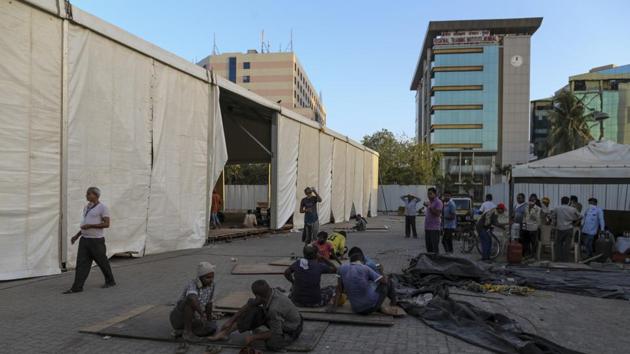 Workers take a break during the construction of the hospital on Wednesday, May 6. With 692 positive cases in Mumbai on May 7, the number of coronavirus cases in the city rose to 11,219 and the death toll reached 437 on Thursday. (Dhiraj Singh / Bloomberg) Workers take a break during the construction of the hospital on Wednesday, May 6. With 692 positive cases in Mumbai on May 7, the number of coronavirus cases in the city rose to 11,219 and the death toll reached 437 on Thursday. (Dhiraj Singh / Bloomberg)