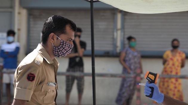 A Mumbai police personnel undergoes thermal screening in Worli to curb the spread of coronavirus. Union health minister Harsh Vardhan has also expressed concerns as 34 of the 36 districts in Maharashtra have Covid-19 cases. He spoke to CM Uddhav Thackeray and has assured all help to keep the number of cases in check. (Satish Bate / HT Photo) A Mumbai police personnel undergoes thermal screening in Worli to curb the spread of coronavirus. Union health minister Harsh Vardhan has also expressed concerns as 34 of the 36 districts in Maharashtra have Covid-19 cases. He spoke to CM Uddhav Thackeray and has assured all help to keep the number of cases in check. (Satish Bate / HT Photo)