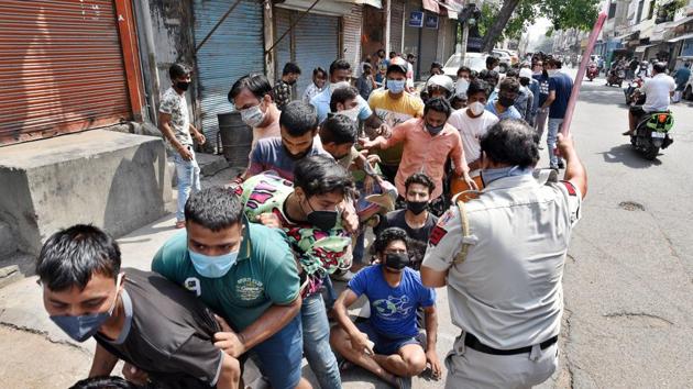A policeman tries to control the crowd outside a liquor shop in New Delhi on Wednesday.(Ajay Aggarwal /HT Photo) A policeman tries to control the crowd outside a liquor shop in New Delhi on Wednesday.(Ajay Aggarwal /HT Photo)