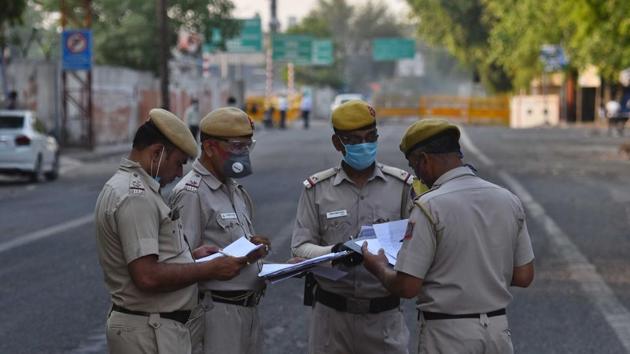 Delhi Police officials seen outside the New Delhi railway station as migrant workers arrive to board the Shramik Express for their journey to home. (Sanchit Khanna/HT Photo) Delhi Police officials seen outside the New Delhi railway station as migrant workers arrive to board the Shramik Express for their journey to home. (Sanchit Khanna/HT Photo)