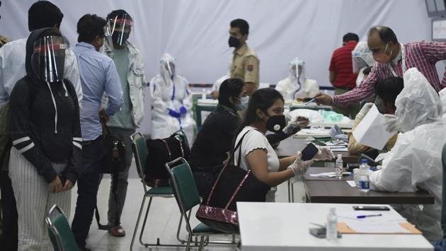 Medical staff in PPE overalls hand out medical advisories to Indians evacuees from Singapore and Dhaka, in IGI airport, New Delhi. All those who travel back will have to undergo strict screening processes, download the Aarogya Setu app, and go into institutional quarantine after landing. (Vipin Kumar / HT Photo) Medical staff in PPE overalls hand out medical advisories to Indians evacuees from Singapore and Dhaka, in IGI airport, New Delhi. All those who travel back will have to undergo strict screening processes, download the Aarogya Setu app, and go into institutional quarantine after landing. (Vipin Kumar / HT Photo)