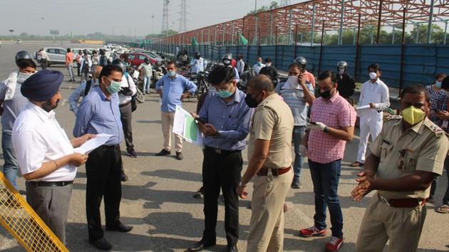 Haryana has mandated strict checks at Gurugram’s borders with Delhi, and even turned back health care staff. (Yogendra Kumar/HT Photo) Haryana has mandated strict checks at Gurugram’s borders with Delhi, and even turned back health care staff. (Yogendra Kumar/HT Photo)