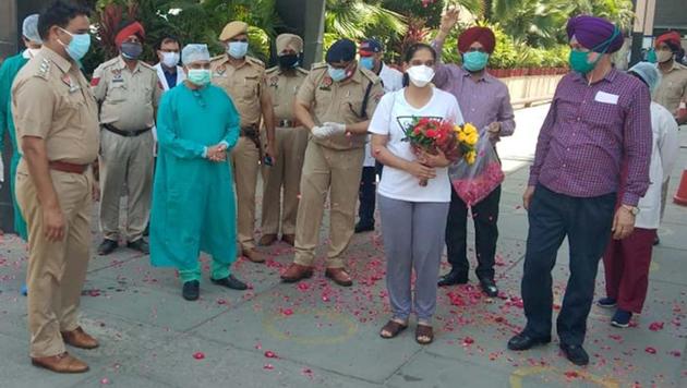 Sub-inspector Arshpreet Kaur receiving a floral welcome from the police department after being discharged from a hospital in Ludhiana on Friday.(HT Photo) Sub-inspector Arshpreet Kaur receiving a floral welcome from the police department after being discharged from a hospital in Ludhiana on Friday.(HT Photo)