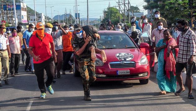 Rescuers evacuate people after a gas leak at a chemical plant in Andhra Pradesh’s Visakhapatnam on Thursday. (AFP Photo) Rescuers evacuate people after a gas leak at a chemical plant in Andhra Pradesh’s Visakhapatnam on Thursday. (AFP Photo)
