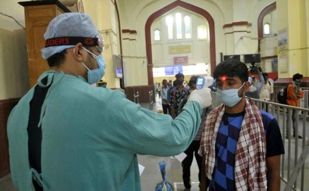 Migrants were subjected to thermal scanning on arrival at Charbagh Railway Station. (Deepak Gupta/HT Photo) Migrants were subjected to thermal scanning on arrival at Charbagh Railway Station. (Deepak Gupta/HT Photo)