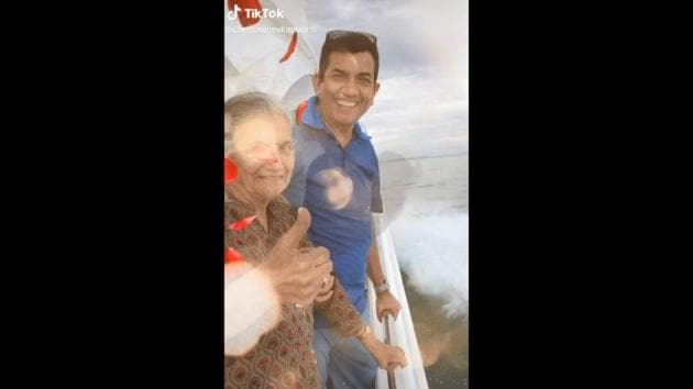 The image shows celebrity chef Sanjeev Kapoor with his mother. (TikTok/Sanjeev Kapoor) The image shows celebrity chef Sanjeev Kapoor with his mother. (TikTok/Sanjeev Kapoor)