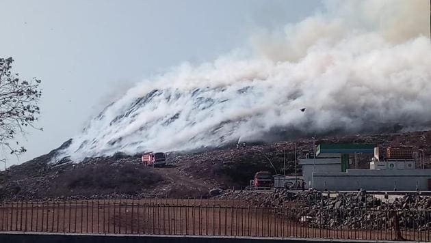 The smoke spread around 5 kms radius from the dumping ground, making it difficult for residents to breath. (Rishikesh Choudhary / HT Photo) The smoke spread around 5 kms radius from the dumping ground, making it difficult for residents to breath. (Rishikesh Choudhary / HT Photo)