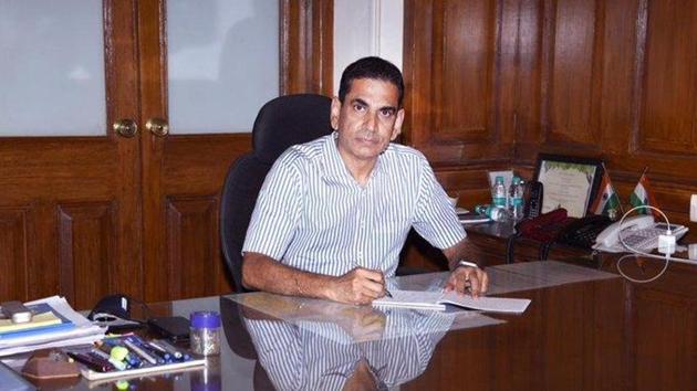 Iqbal Singh Chahal took charge as the new commissioner of Brihanmumbai Municipal Corporation (BMC). (ANI Photo) Iqbal Singh Chahal took charge as the new commissioner of Brihanmumbai Municipal Corporation (BMC). (ANI Photo)