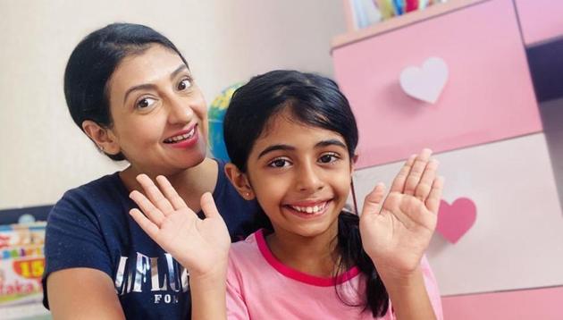 Actor Juhi Parmar, along with her 7-old-daughter Samairra, has been spreading awareness around Covid-19 though social media. Actor Juhi Parmar, along with her 7-old-daughter Samairra, has been spreading awareness around Covid-19 though social media.