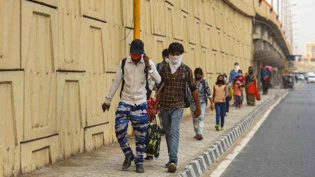 Migrant workers travelling to Madhya Pradesh walk from Ghazipur to their hometowns during lockdown in New Delhi.(Amal KS/HT PHOTO)