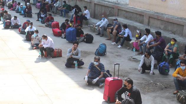 Migrants wait to board a bus back to Uttarakhand while keeping social distance from a bus stand in Gurugram on Friday. (Yogendra Kumar/HT PHOTO) Migrants wait to board a bus back to Uttarakhand while keeping social distance from a bus stand in Gurugram on Friday. (Yogendra Kumar/HT PHOTO)