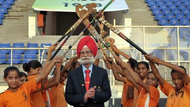 Balbir Singh Sr being given guard of honour by young hockey trainees during the commemorative function.(Keshav Singh/HT)