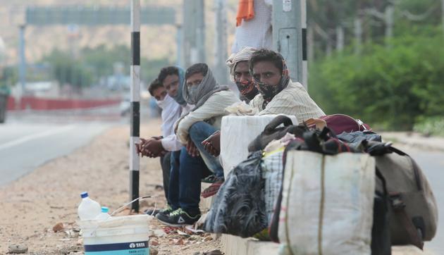 Migrants rest in the shade while walking back towards Uttar Pradesh, on the Jaipur-Agra highway, Rajasthan, India.(Photo by Himanshu Vyas/Hindustan Times)