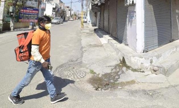 Delivery boys have to ensure they were face masks and gloves while delivering food. (HT File Photo) Delivery boys have to ensure they were face masks and gloves while delivering food. (HT File Photo)