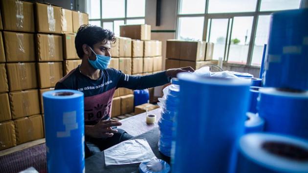 Experts believe India’s archaic labour laws have prevented the rise of large enterprises, contributed to the informalisation of the labour market and hurt workers, industry and the economy.(Bloomberg) Experts believe India’s archaic labour laws have prevented the rise of large enterprises, contributed to the informalisation of the labour market and hurt workers, industry and the economy.(Bloomberg)