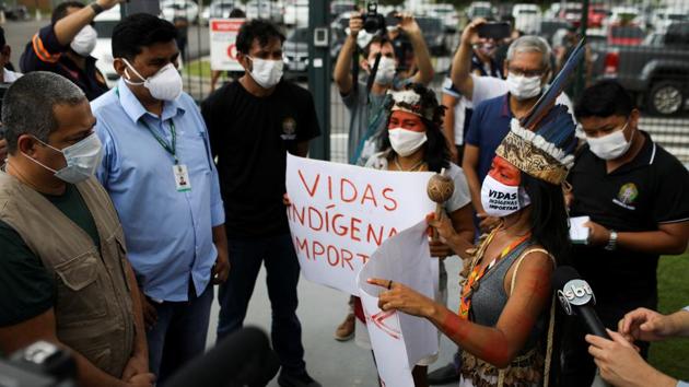 Vanderlecia Ortega dos Santos speaks to Robson Santos da Silva, the head of SESAI, as she takes part in a protest during Health Minister Nelson Teich’s official visit to the city’s main hospital Delphina Rinaldi Abdel Aziz, on May 4. She and two other women are seen wearing masks made by her mother, emblazoned with the phrase “Indigenous Lives Matter.” (Bruno Kelly / REUTERS) Vanderlecia Ortega dos Santos speaks to Robson Santos da Silva, the head of SESAI, as she takes part in a protest during Health Minister Nelson Teich’s official visit to the city’s main hospital Delphina Rinaldi Abdel Aziz, on May 4. She and two other women are seen wearing masks made by her mother, emblazoned with the phrase “Indigenous Lives Matter.” (Bruno Kelly / REUTERS)