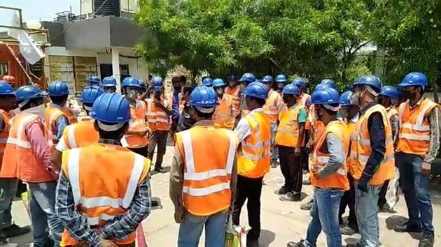 Workers at a cement plant in Bengal express dissatisfaction. (HT photos) Workers at a cement plant in Bengal express dissatisfaction. (HT photos)