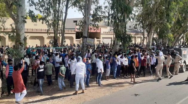 Migrant workers in Bhilwara during a protest on Sunday demanding that authorities arrange for their return home.(HT PHOTO)