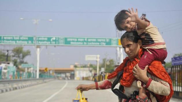 Ruksana Bano left her husband and walked 900 kms from Indore, Madhya Pradesh to Amethi, Uttar Pradesh with her 3-year-old daughter to reach Lucknow.(Deepak Gupta/Hundustan Times)