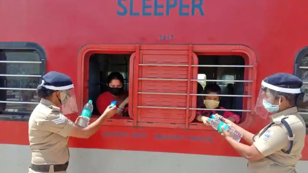 Police personnel distribute water bottles to passengers leaving for Bankura in West Bengal, on a special train, in Bengaluru on Sunday. (ANI) Police personnel distribute water bottles to passengers leaving for Bankura in West Bengal, on a special train, in Bengaluru on Sunday. (ANI)
