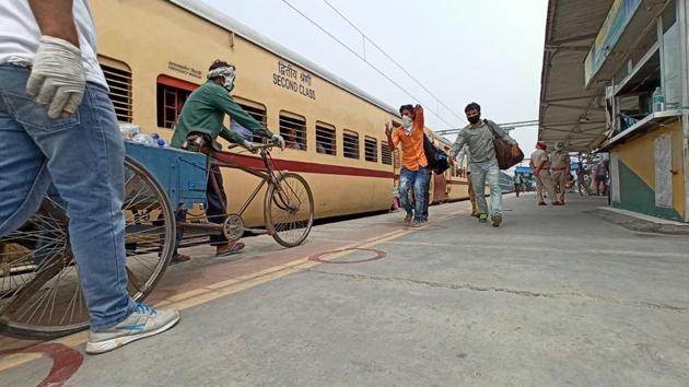 Migrant labourers boarding the train at Bathinda railway station on Sunday. (SANJEEV KUMAR/HT) Migrant labourers boarding the train at Bathinda railway station on Sunday. (SANJEEV KUMAR/HT)