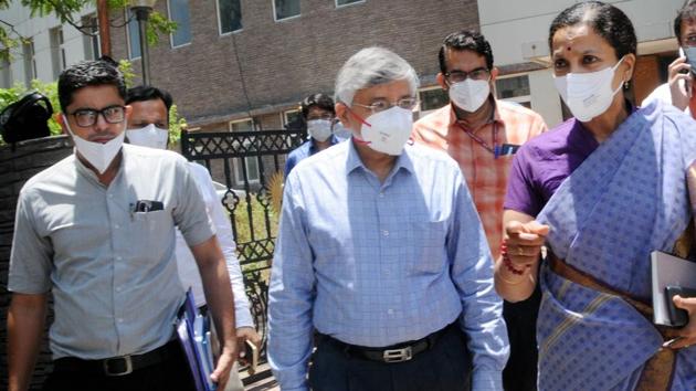 All India Institute of Medical Sciences (AIIMS) Director Dr Randeep Guleria (C) and Dr Manish Sureja visit Civil hospital to meet doctors and give them advice on Covid-19 treatment in Ahmedabad on Saturday. (PTI Photo) All India Institute of Medical Sciences (AIIMS) Director Dr Randeep Guleria (C) and Dr Manish Sureja visit Civil hospital to meet doctors and give them advice on Covid-19 treatment in Ahmedabad on Saturday. (PTI Photo)