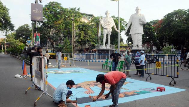 Artists draw a graffiti to spread awareness on coronavirus during the nationwide lockdown as a preventive measure against the Covid-19 in Kolkata on Thursday.(ANI)