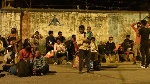 Migrants stranded near Dahisar check naka as they were not allowed to cross the Dahisar check naka by police personnel in Mumbai on Friday. (Pramod Thakur/HT Photo) Migrants stranded near Dahisar check naka as they were not allowed to cross the Dahisar check naka by police personnel in Mumbai on Friday. (Pramod Thakur/HT Photo)