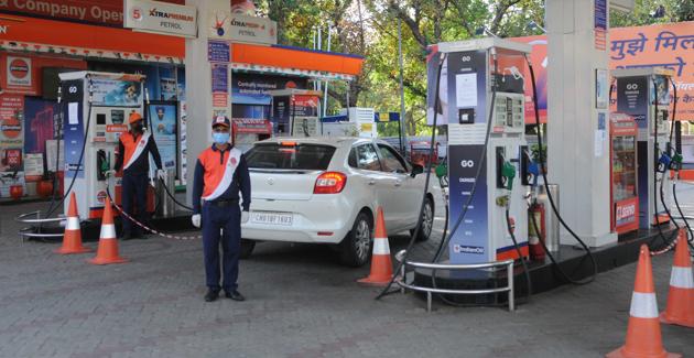 Retail prices of petrol and diesel were first raised by 60 paise a litre each on Sunday.(HT photo) Retail prices of petrol and diesel were first raised by 60 paise a litre each on Sunday.(HT photo)