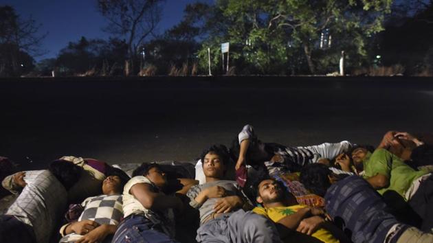 Despite the risks of navigating on railway tracks and highways, migrant workers are desperate to get home, largely because they have run out of all money in the cities to be able to live on. Here seen is a group of migrant workers catching a few blinks on the Eastern Express Highway in Mumbai on May 9, before they set out in the morning again. (Satish Bate / HT Photo) Despite the risks of navigating on railway tracks and highways, migrant workers are desperate to get home, largely because they have run out of all money in the cities to be able to live on. Here seen is a group of migrant workers catching a few blinks on the Eastern Express Highway in Mumbai on May 9, before they set out in the morning again. (Satish Bate / HT Photo)