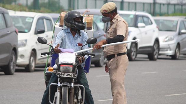 Haryana Police personnel screening commuters at Gurugram’s border with Delhi earlier this week. (Yogendra Kumar/HT PHOTO) Haryana Police personnel screening commuters at Gurugram’s border with Delhi earlier this week. (Yogendra Kumar/HT PHOTO)