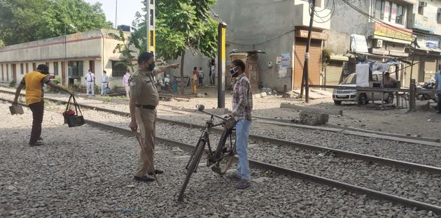 The Railway protection force and the Government Railway Police conducting a check to prevent migrants from trespassing tracks near the Dholewal Chowk in Ludhiana on Sunday. (Gurpreet Singh/HT) The Railway protection force and the Government Railway Police conducting a check to prevent migrants from trespassing tracks near the Dholewal Chowk in Ludhiana on Sunday. (Gurpreet Singh/HT)