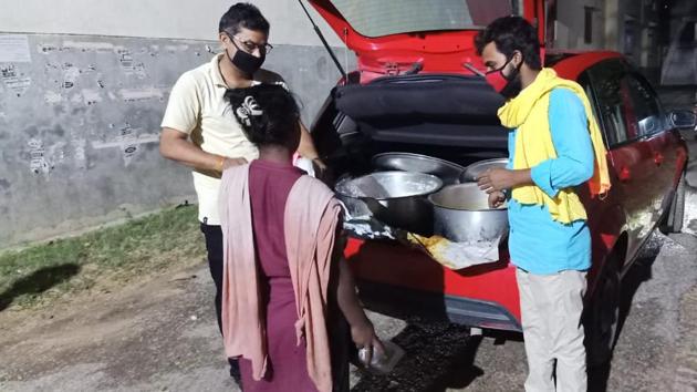 A group of DDU students distributing food among the poor in Gorakhpur.(HT Photo)