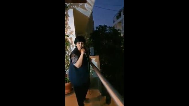 Falguni Pathak can singing on her balcony.(Twitter/@rose_k01)