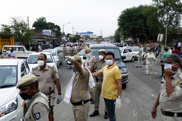 Thakur said intra-district movement must now be allowed without pass whereas inter-district movement should also be allowed with permit.(HT Photo)