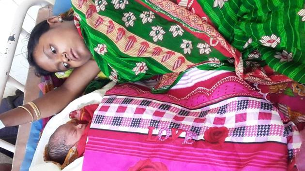 Bibi (21), who was in her advanced stage of pregnancy, was stopped, along with her husband and some other labourers, on Sunday.(HT Photo) Bibi (21), who was in her advanced stage of pregnancy, was stopped, along with her husband and some other labourers, on Sunday.(HT Photo)