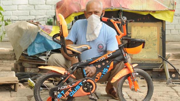 Prayag Singh, a cycle repair mechanic in Sector 18, Chandigarh on May 6. (Keshav Singh / HT Photo ) Prayag Singh, a cycle repair mechanic in Sector 18, Chandigarh on May 6. (Keshav Singh / HT Photo )