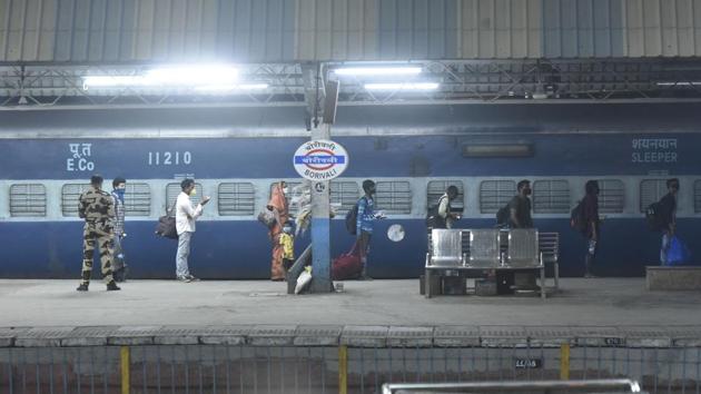 Migrants from Borivali Railway Station in Mumbai board a train bound for Pratapgarh in Uttar Pradesh. (HT PHOTO) Migrants from Borivali Railway Station in Mumbai board a train bound for Pratapgarh in Uttar Pradesh. (HT PHOTO)