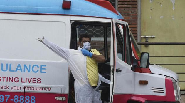 A driver gets into a PPE suit, outside the Covid-19 ward, during lockdown, in LNJP hospital, New Delhi, India, on Sunday, May 10, 2020.(Vipin Kumar/HT PHOTO) A driver gets into a PPE suit, outside the Covid-19 ward, during lockdown, in LNJP hospital, New Delhi, India, on Sunday, May 10, 2020.(Vipin Kumar/HT PHOTO)