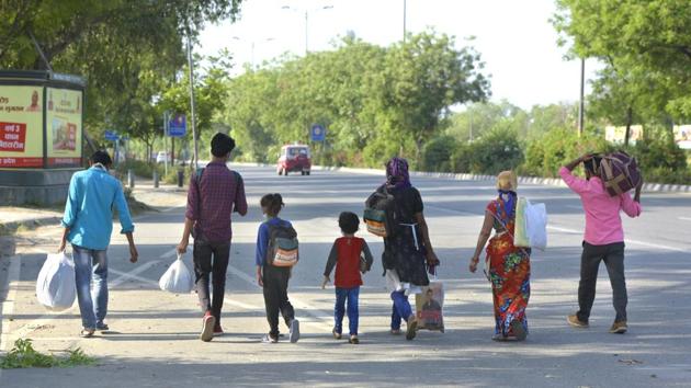 A migrant family that began walking from Shadipur Depot after having had to vacate their home is headed to Allahabad on foot, in New Delhi. As cases rise, states have decided to expand the period of quarantine to 28 days. (Sushil Kumar / HT Photo) A migrant family that began walking from Shadipur Depot after having had to vacate their home is headed to Allahabad on foot, in New Delhi. As cases rise, states have decided to expand the period of quarantine to 28 days. (Sushil Kumar / HT Photo)