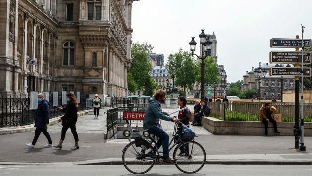 A cyclist passes the Metro station on Rue de Rivoli as France enters a new phase of lockdown easing measures, in Paris, France, on Monday, May 11, 2020. (Bloomberg photo) A cyclist passes the Metro station on Rue de Rivoli as France enters a new phase of lockdown easing measures, in Paris, France, on Monday, May 11, 2020. (Bloomberg photo)